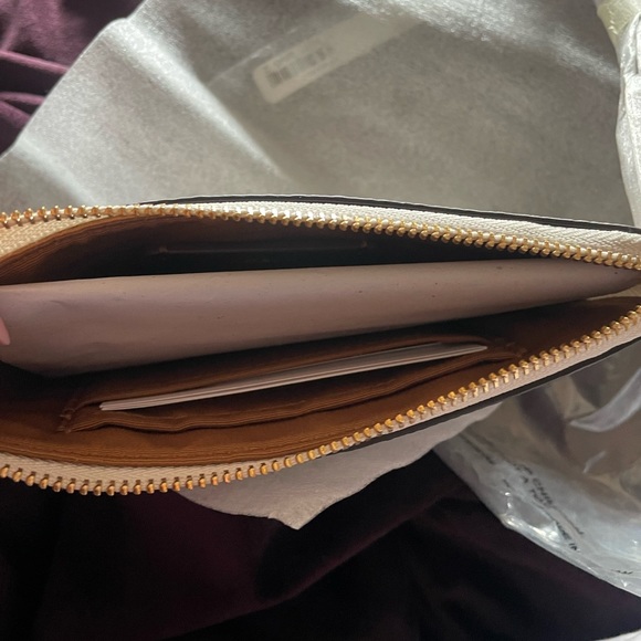 NWT Coach wristlet - Picture 2 of 7
